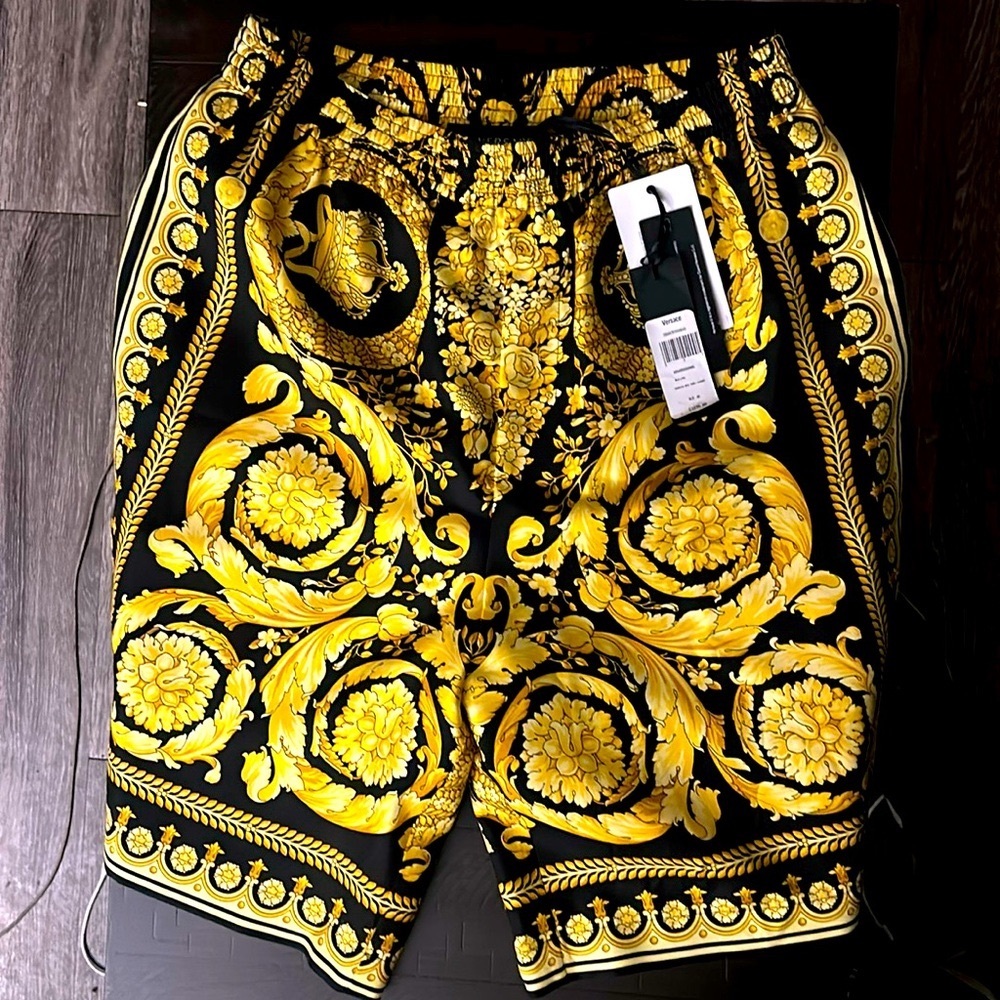 Versace “College Fit” Silk Twill Shorts
Size 46 Italian
*BRAND NEW*